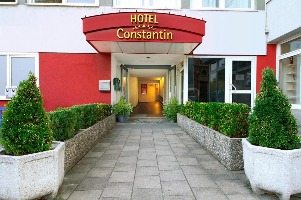 特里尔Hotel Constantin的拥有红白色建筑的酒店入口