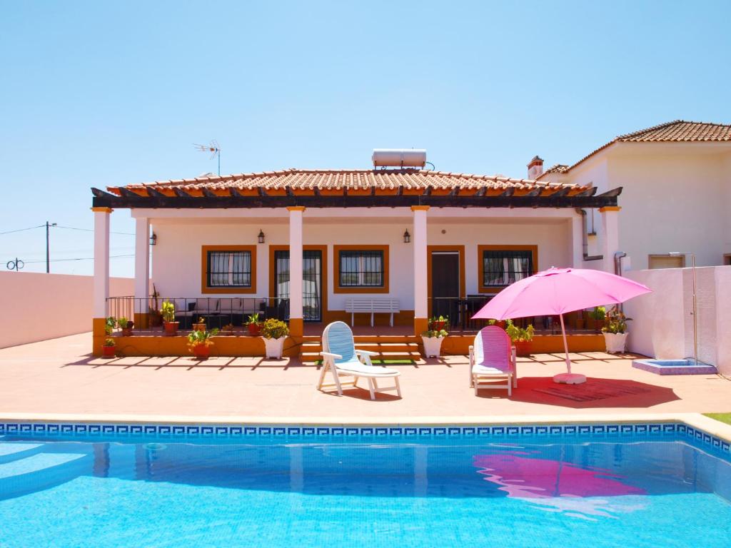 埃尔瓦斯Chalé Chafaris D'el Rei的一座带游泳池和房子的别墅