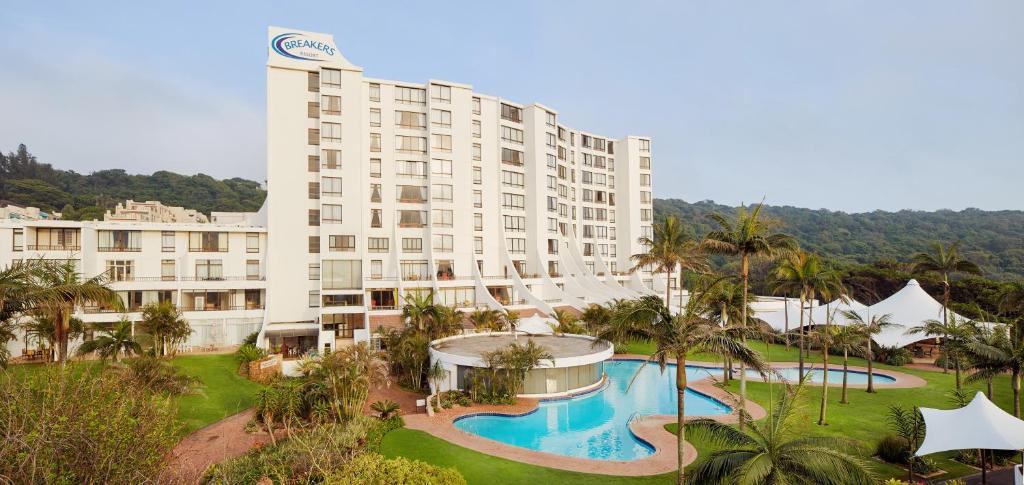 德班Breakers Resort的一座拥有大型建筑和游泳池的酒店
