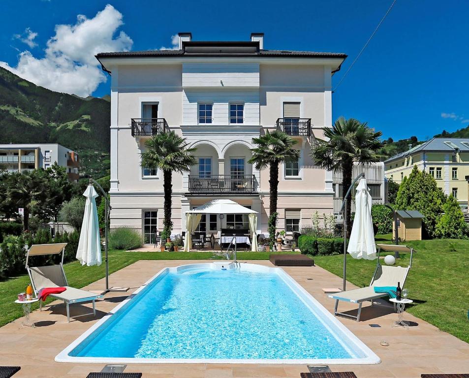 梅拉诺Garni Villa Tyrol - Adults Only的大楼前带游泳池的房子