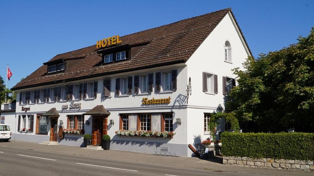KaiserstuhlHotel Restaurant Kreuz的街道边的白色建筑