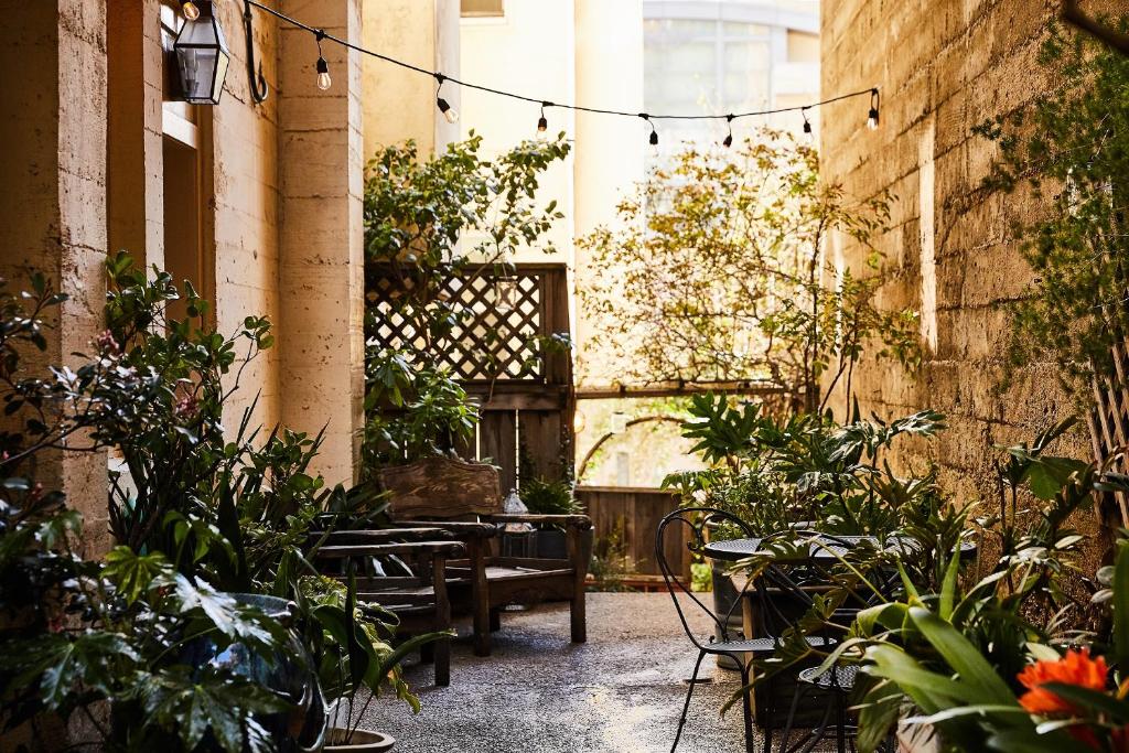 旧金山贝提特旅馆的户外庭院设有桌椅和植物