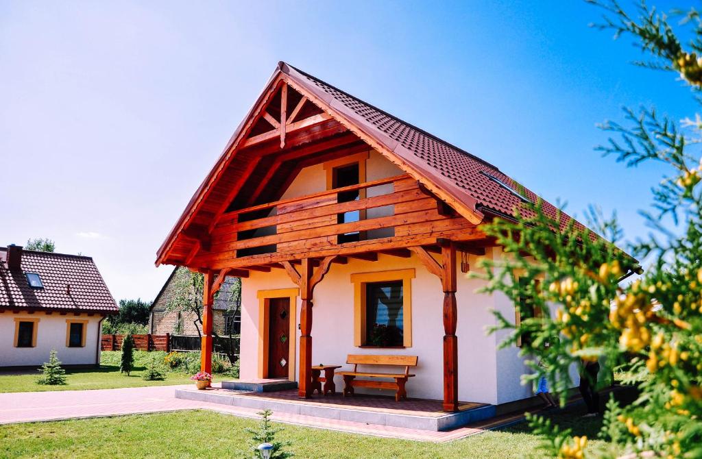 蒂科钦Żwirowa Góra - Domki nad Narwią的一座带木屋顶的小房子