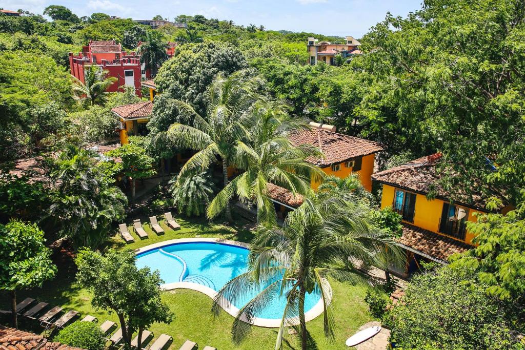 塔马林多马孔多别墅的享有带游泳池的度假村的空中景致