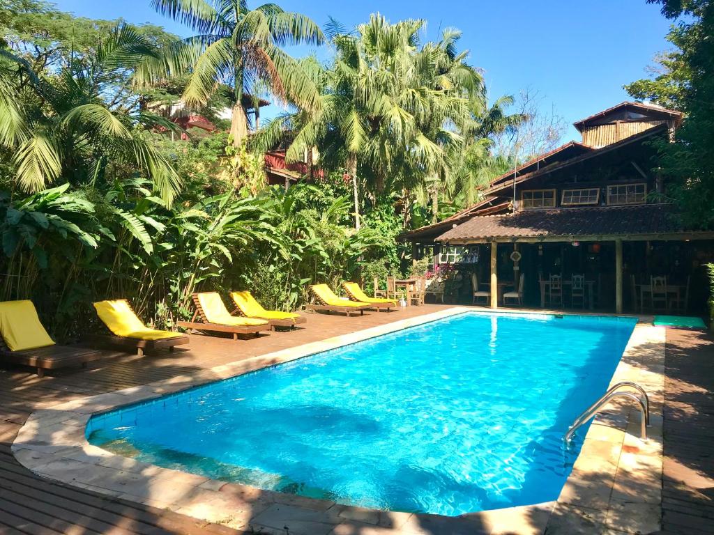 马利西亚斯加德满都酒店的一个带躺椅的游泳池,一个度假村