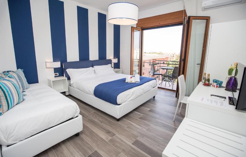 索伦托索伦托海洋客房旅馆的酒店客房设有两张床和一个阳台。