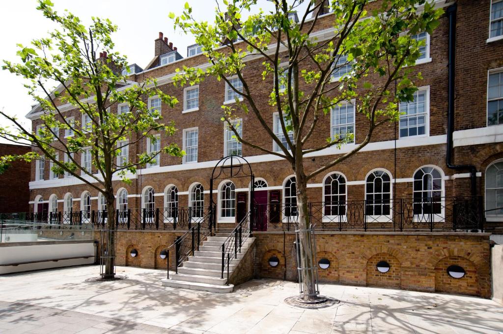 伦敦伦敦大象与城堡安全住宿旅舍的前面有楼梯的砖砌建筑