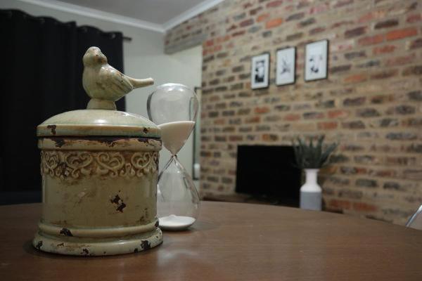 波切夫斯特鲁姆25 on Pretorius的坐在桌子上罐子顶上的鸟