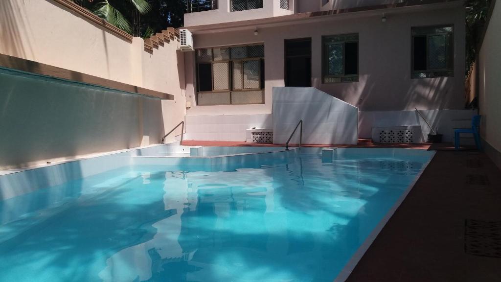 尼亚利Ayodya Suites Nyali的大楼内的一个蓝色海水游泳池