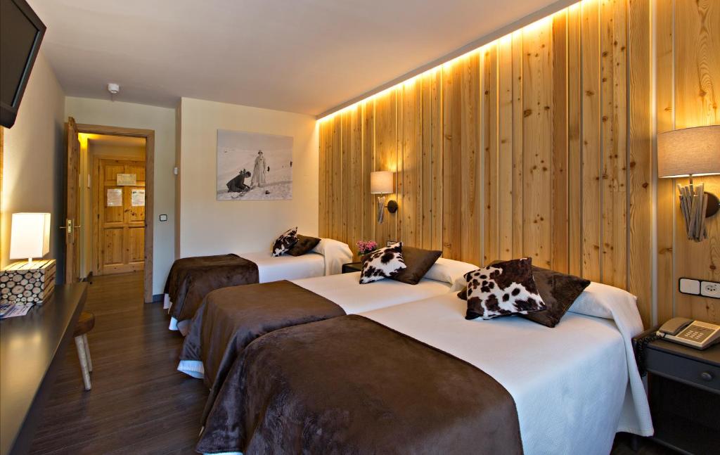 塞特卡萨斯拉科马酒店的配有木墙的酒店客房内的两张床