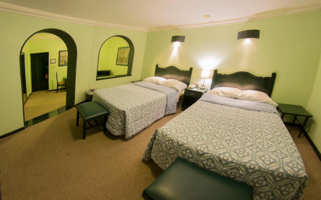莱昂酒店客房内的一张或多张床位