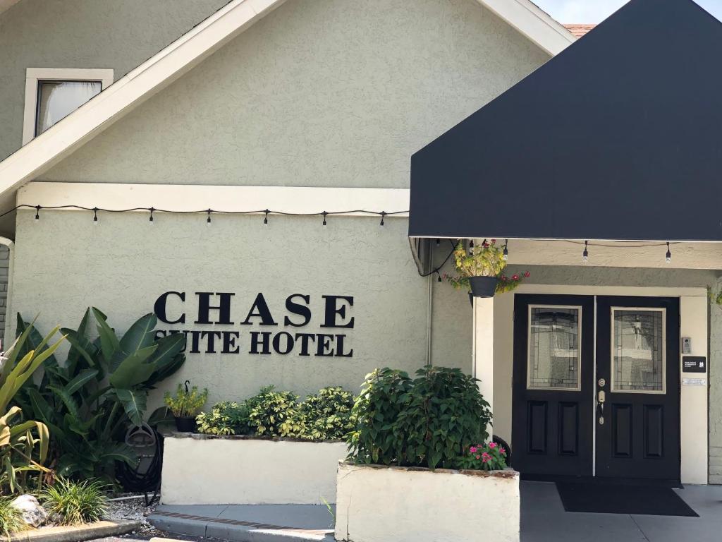 坦帕Chase Suite Hotel Rocky Point Tampa的一座建筑,上面有读取追逐酒店的标志