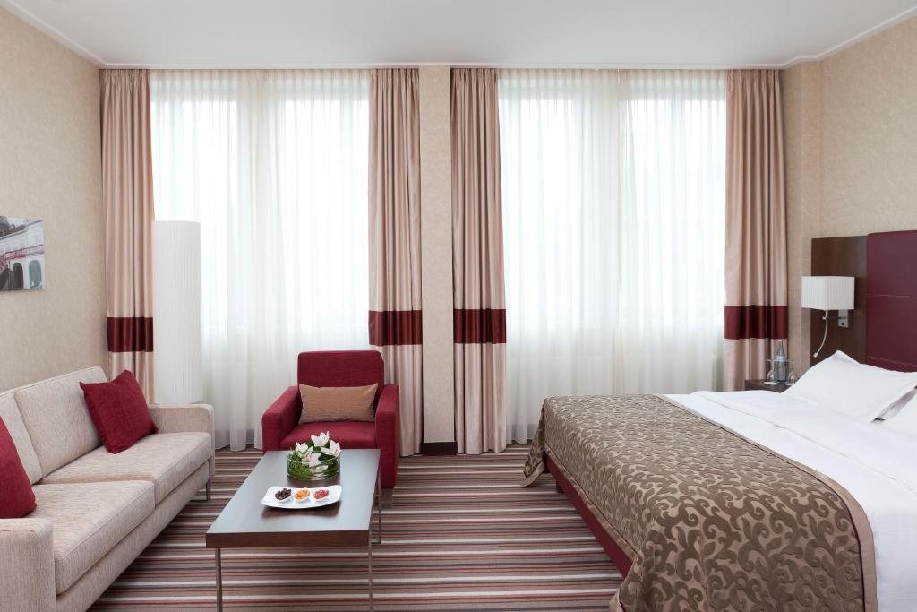 斯图加特施泰根博阁格拉夫齐柏林酒店的酒店客房,配有床和沙发