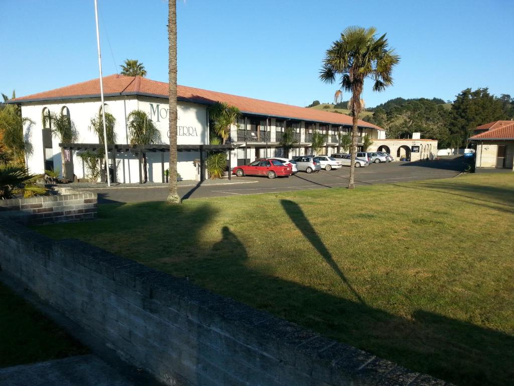 旺阿雷塞拉汽车旅馆的建筑物前墙上的人的影子