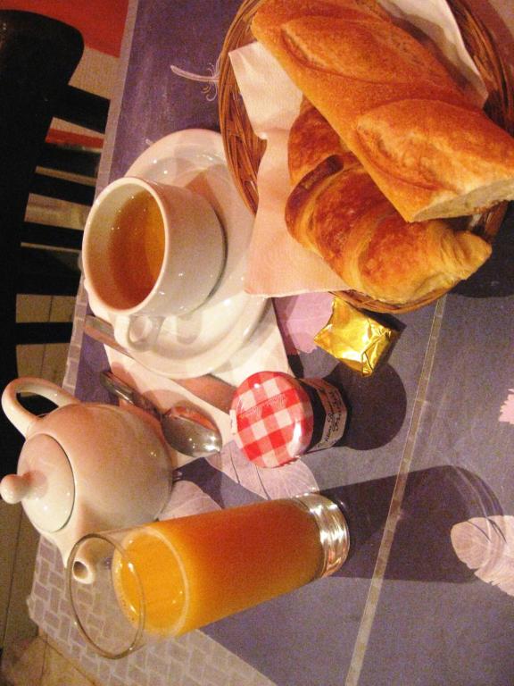 巴黎新桥酒店的桌子,上面放着咖啡和一篮面包