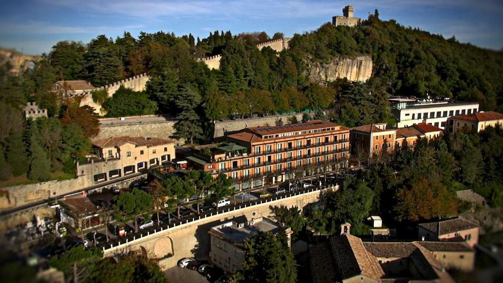 圣马力诺圣马力诺大酒店 的享有小镇和山中城堡的景色