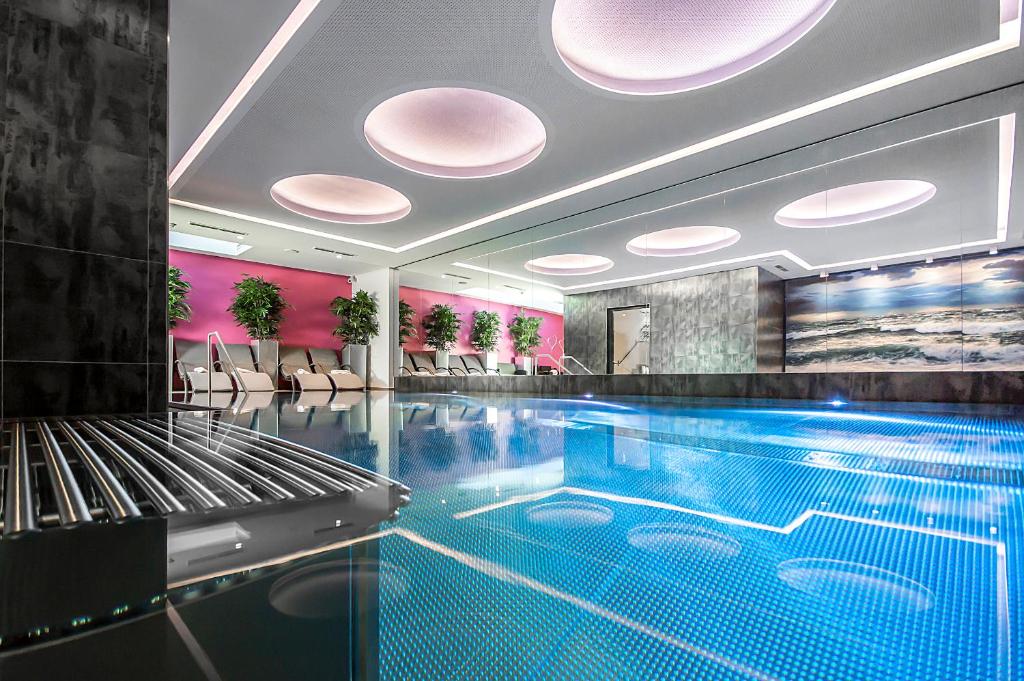 费斯... 托尔斯托科我的浪漫酒店的游泳池,位于酒店带游泳池的房间