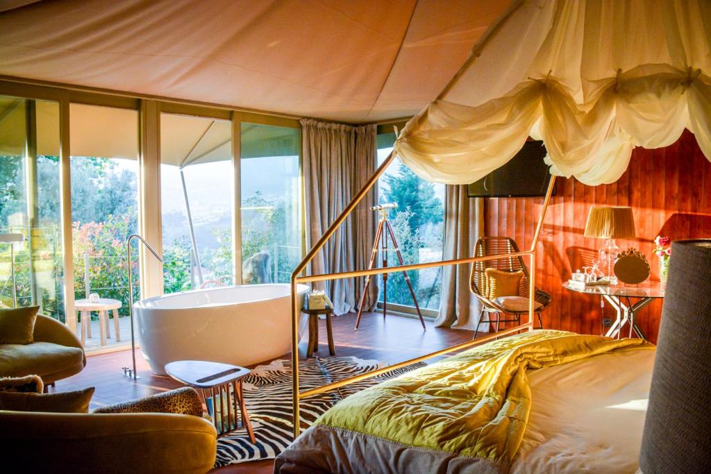 蓬德利马嘉模精品酒店 - 世界小型豪华酒店的一间卧室配有一张床和一个浴缸。