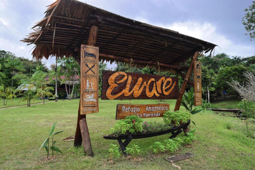 Puerto NariñoEware Refugio Amazonico的公园里餐厅的一个标志