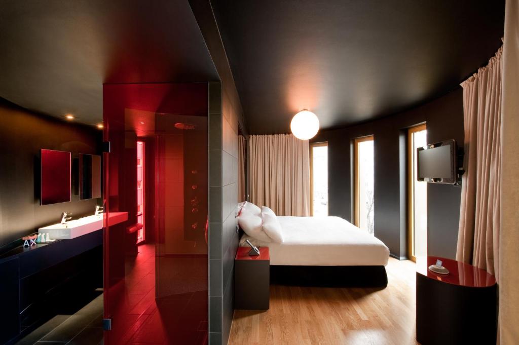 柏林Axel Hotel Berlin - Adults Only的卧室设有白色的床和红色的墙壁