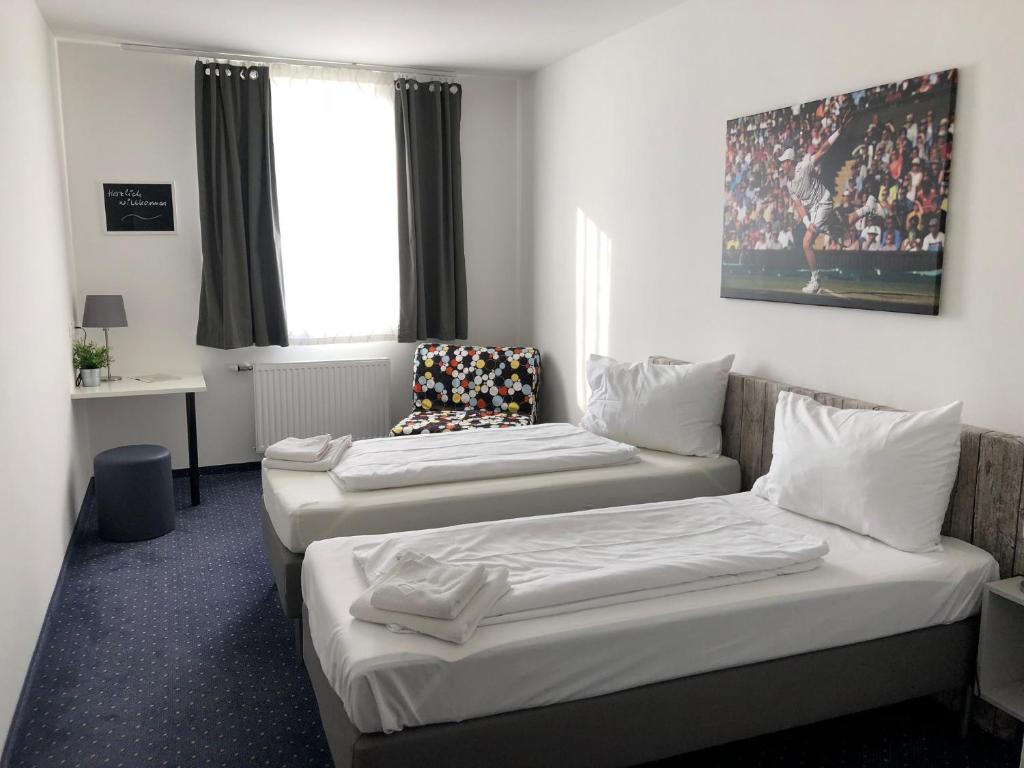施韦夏特太尼斯韦伯膳食公寓酒店的酒店客房设有两张床和窗户。