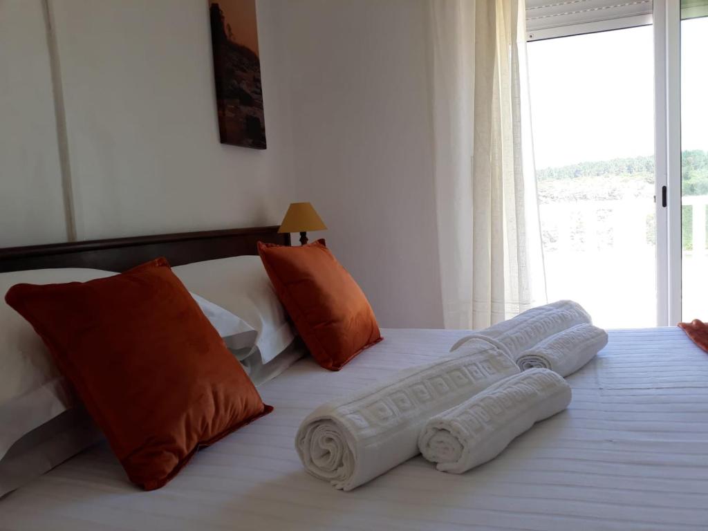 奥德赛克斯Casa Dorita的一间卧室配有两张带橙色和白色枕头的床