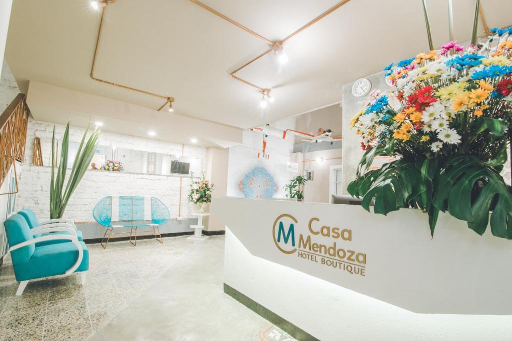 布卡拉曼加Casa Mendoza Hotel Boutique的墙上有鲜花的展厅
