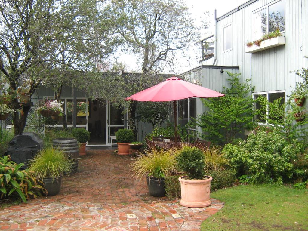 KuratauNumber 10 - Kuratau的一个带粉红色雨伞和盆栽的庭院