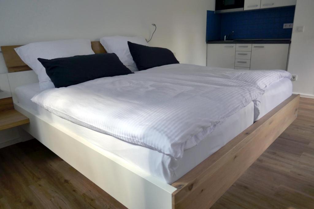 杜塞尔多夫Messeappartement Unterrath的一张大白色的床,有木框