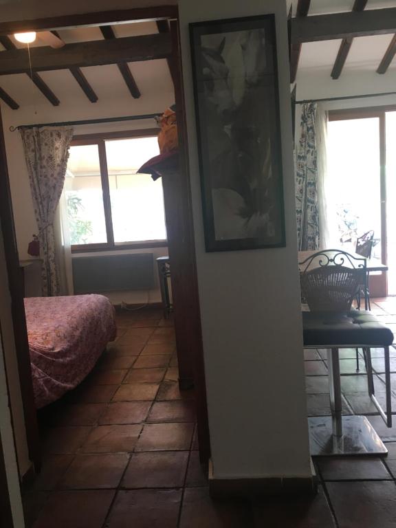 圣马迪拉莫Gite Armieux的一间卧室配有一张床、一张桌子和一个窗户。