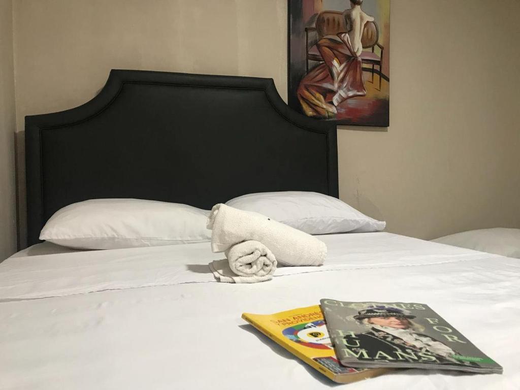 圣安德烈斯Tropical Dreams的一张床上的书和杂志