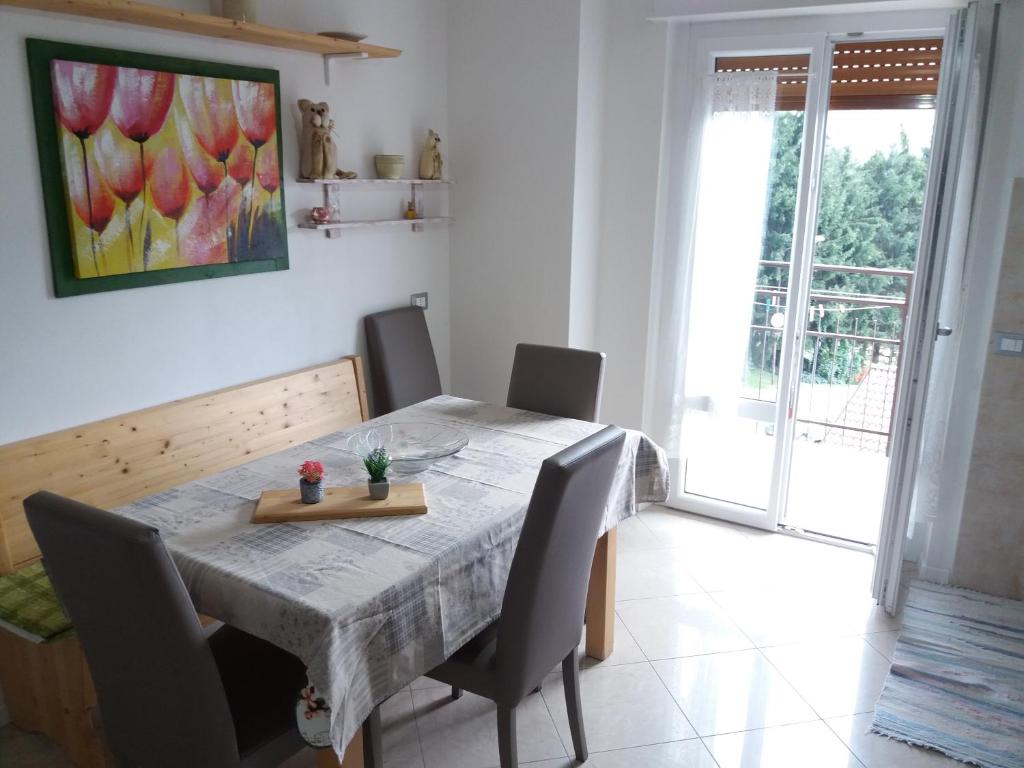 莱维科特尔梅Ca Prandel CIPAT 22104-AT-65703的餐桌、椅子和墙上的绘画