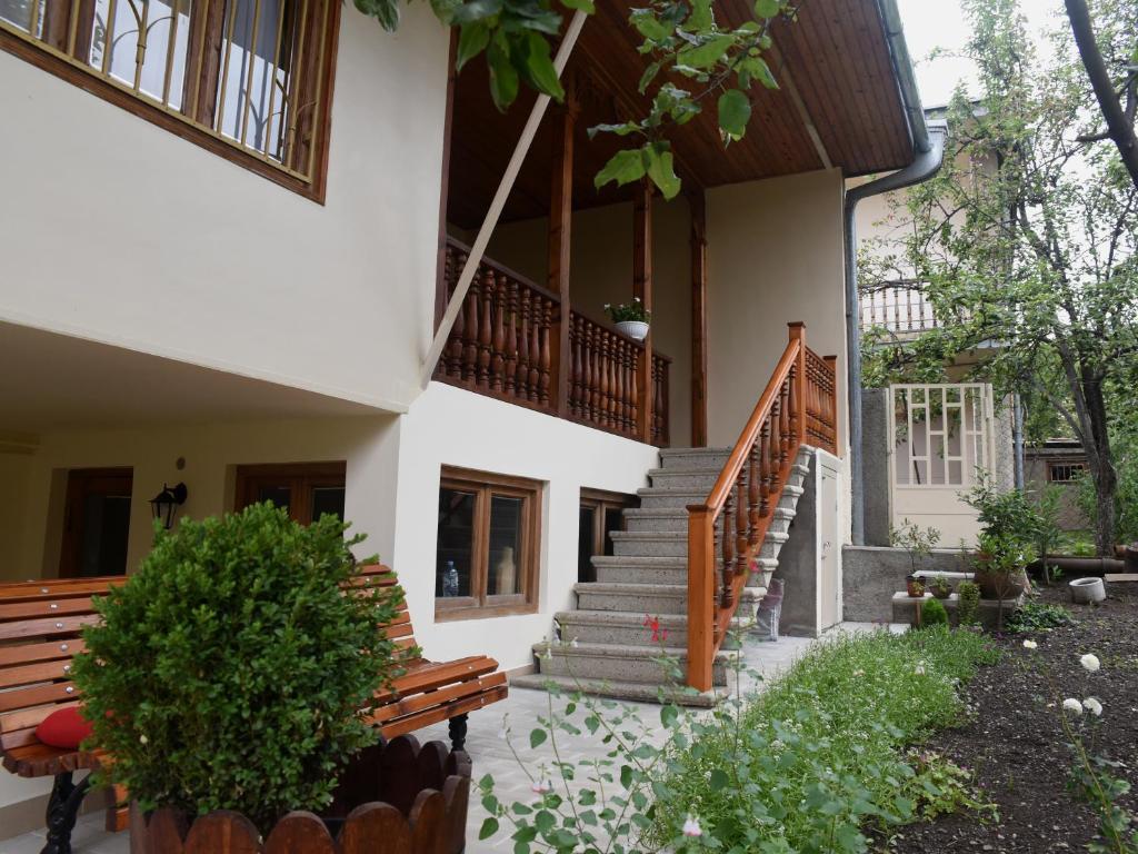 泰拉维Guest House Kartuli Suli的房屋前方设有楼梯和长凳