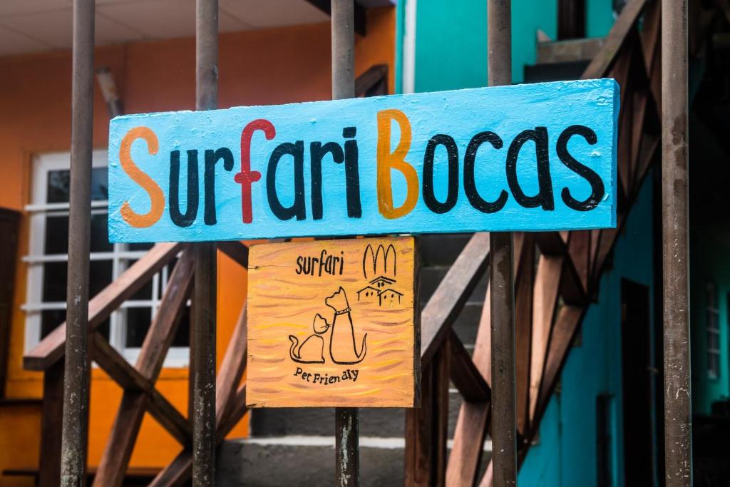 博卡斯德尔托罗Surfari Bocas的金属栅栏上读取夏季红漆的标志