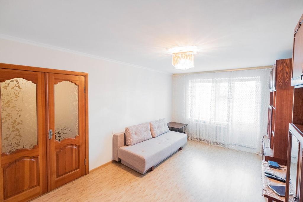 BohuslavApartment on Polevaya 44/12的带沙发和窗户的客厅