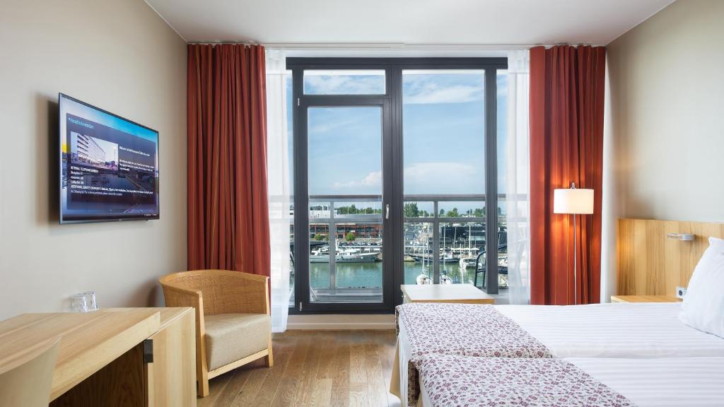 塔林欧洲赫斯提亚酒店的酒店客房设有一张床和一个大窗户