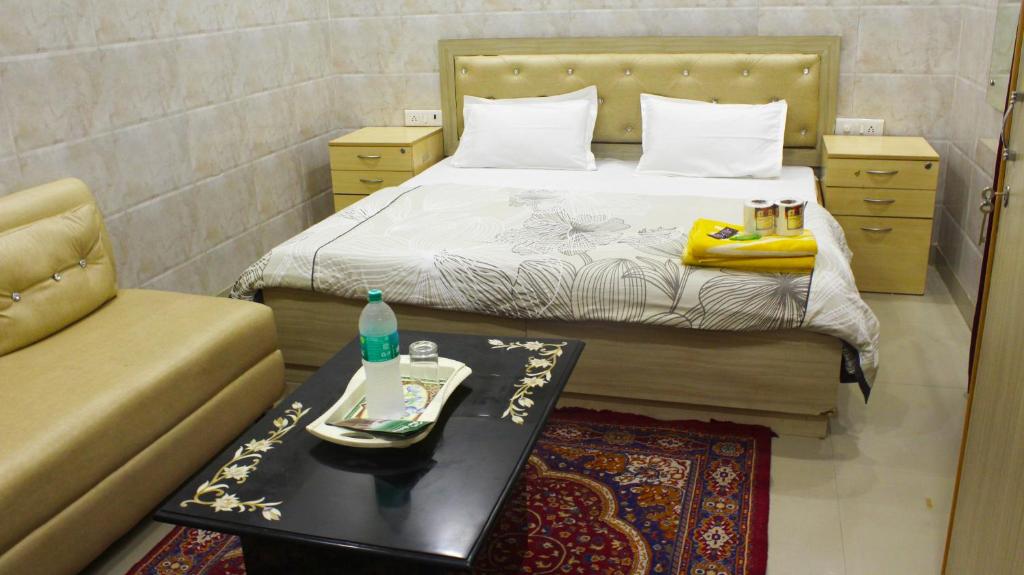 阿格拉舒康民宿的一间卧室配有一张带桌子和沙发的床