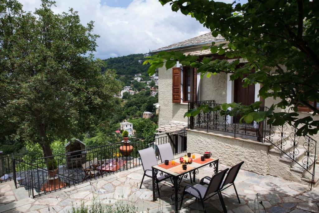 安吉斯乔治亚斯尼拉Villa Evridiki by Pelion Esties的房屋阳台的桌椅