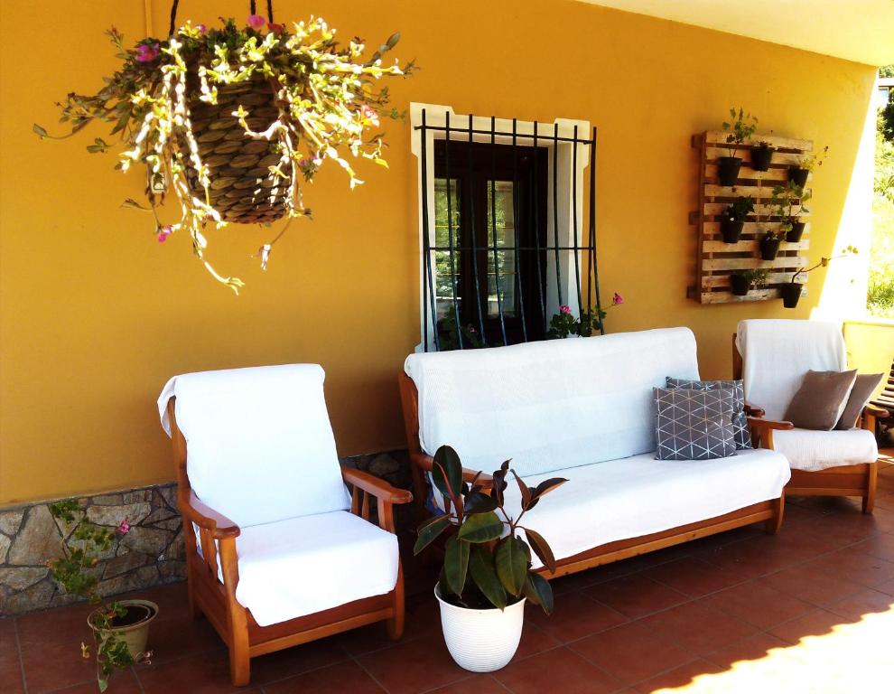 LiresO Cruceiro的门廊,带两把椅子和盆栽
