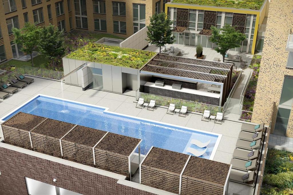 阿林顿Global Luxury Suites Crystal City的享有带游泳池的建筑的空中景致