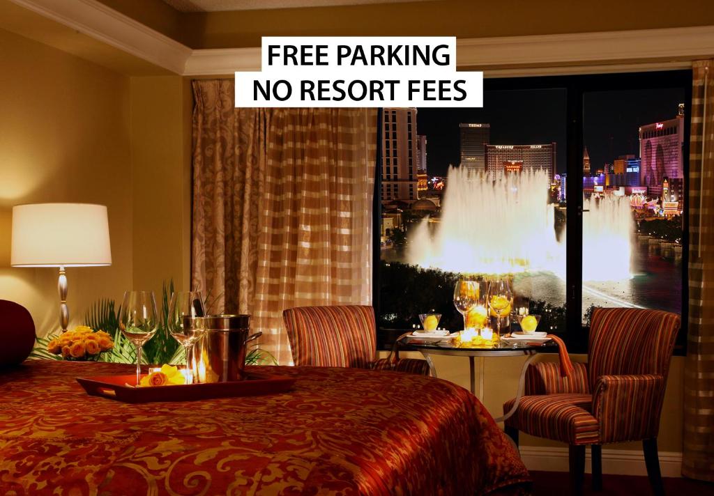 拉斯维加斯赛马俱乐部套房酒店的酒店客房带桌子和标志性免费停车位 不收取度假费