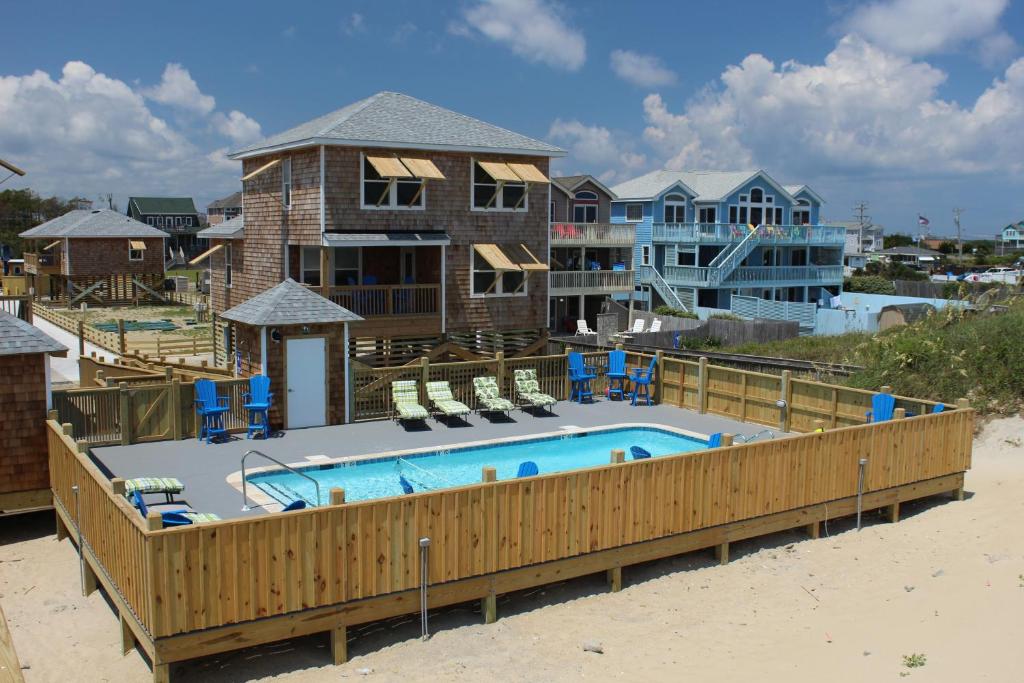 纳格斯黑德Whalebone Ocean Cottages by KEES Vacations的海滩上的度假村的游泳池