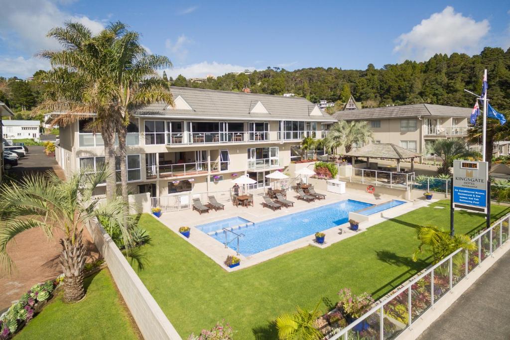 派西亚金丝门派亚酒店的享有带游泳池的房屋的空中景致