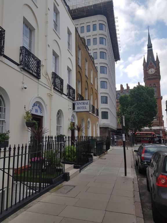 伦敦中央酒店的铁艺围栏和钟楼城市街道