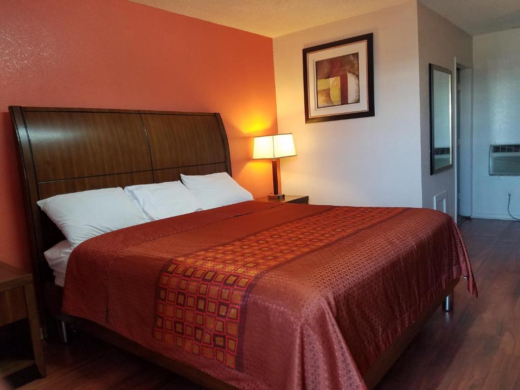蒙特卡洛汽车旅馆客房内的一张或多张床位