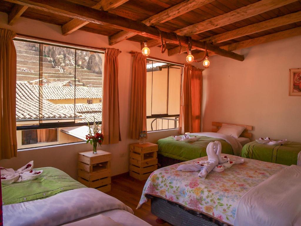 奥兰太坦波Eureka Lodge的一间卧室设有三张床,里面饲养着动物