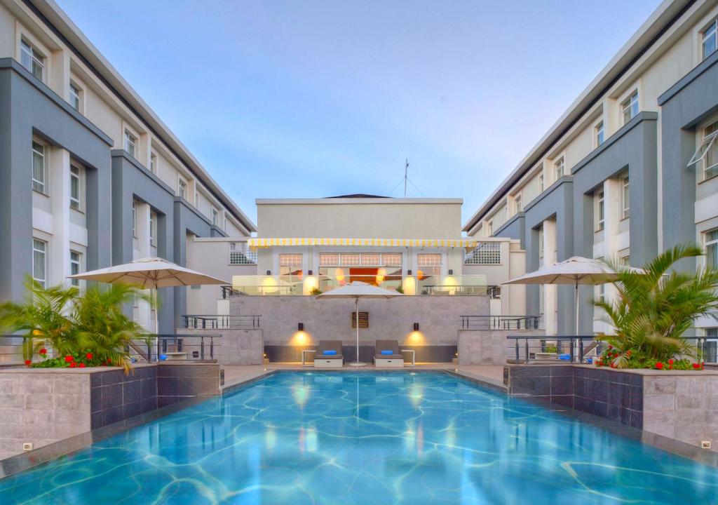 内罗毕内罗毕依卡酒店的大楼前的大型游泳池