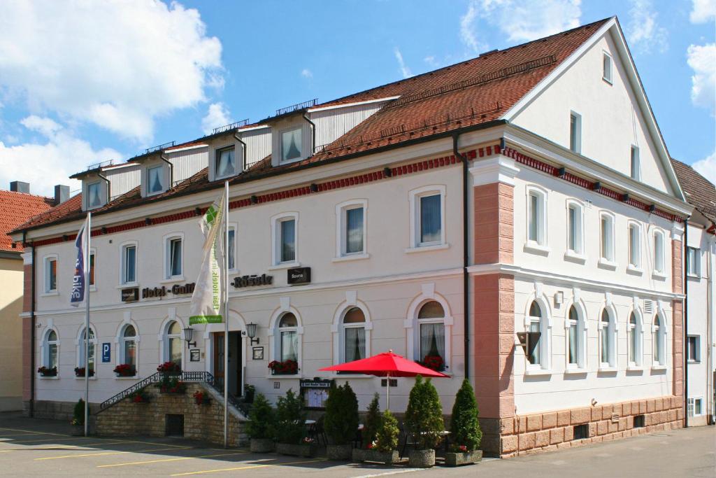 特罗赫特尔芬根Hotel Rössle的前面有红伞的建筑