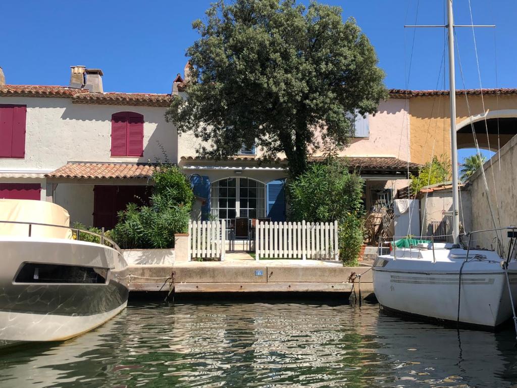 格里莫Maison d'Azur的两艘船停靠在房子前面