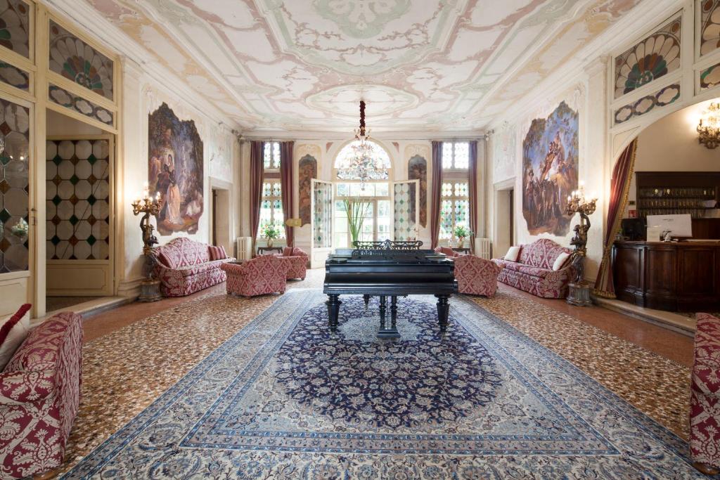 莫利亚诺威尼托肯杜梅别墅酒店的中间设有钢琴的豪华客房